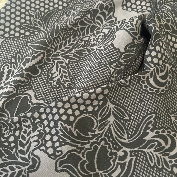 NIKE DRI FIT TATTOO FLORAL LEGGINGS GREY FLOWERS - Picture 3 of 3